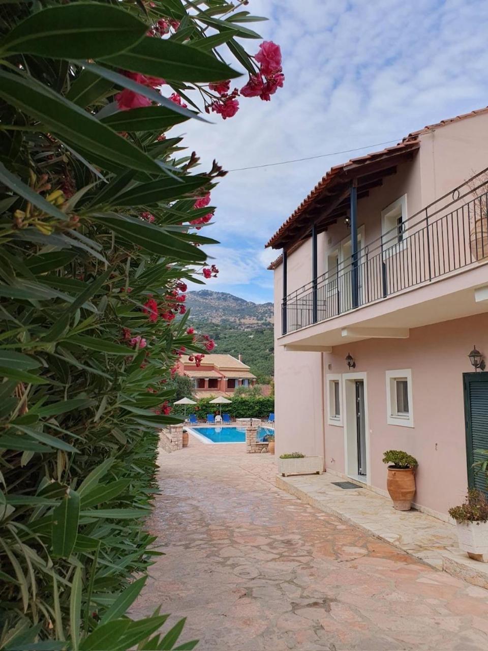 Emily'S Apartments Kassiopi Esterno foto