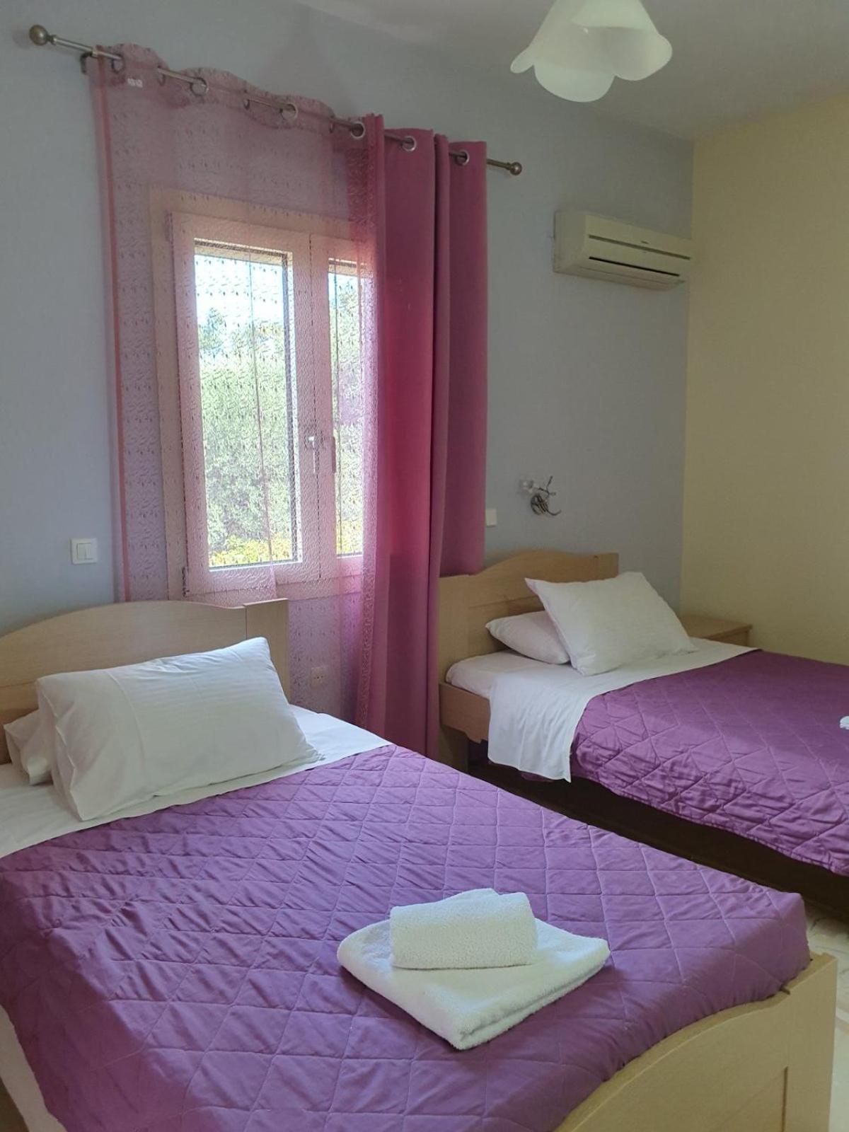Emily'S Apartments Kassiopi Esterno foto